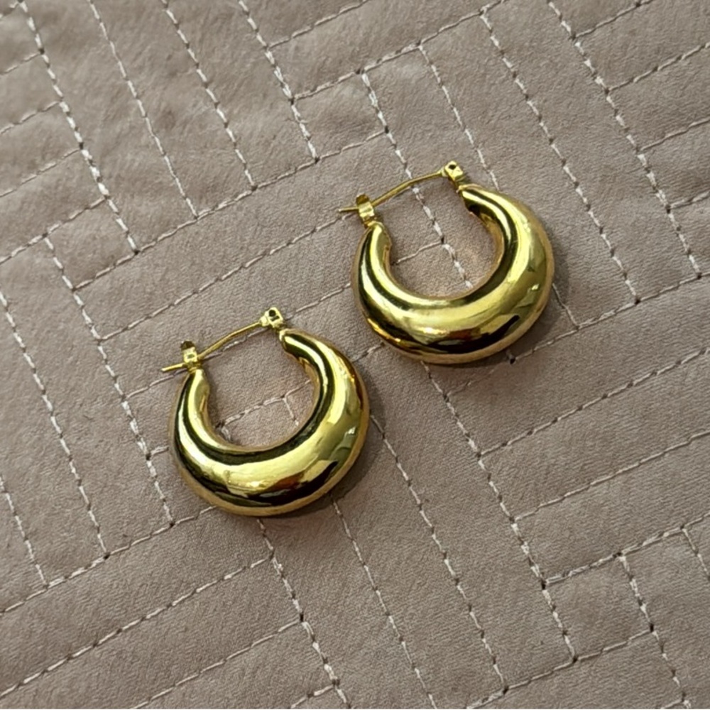 Beautiful Dainty Gold Moon Crescent Earrings - Picture 4 of 6